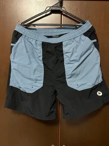 MAMMUT 마무트 숏팬츠 블랙과 스카이블루 포켓 부착