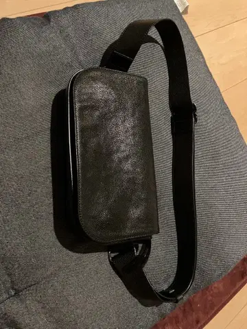 ALT81 arrow 슬링 숄더 01 블랙