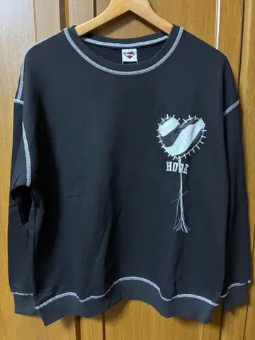 [ 새상품 미사용품 HOOK 하트 자수 맨투맨 블랙