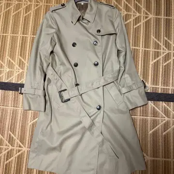 베이지 트렌치코트 더블 브레스트