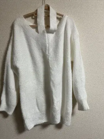 화이트 V넥 오버 사이즈 니트