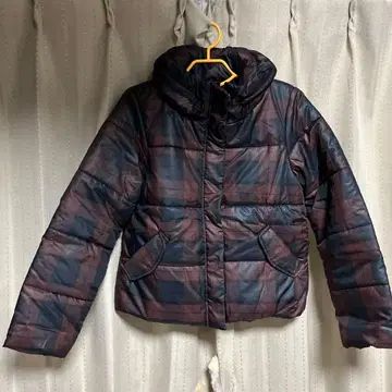 체크 무늬 후드 부착 다운 자켓