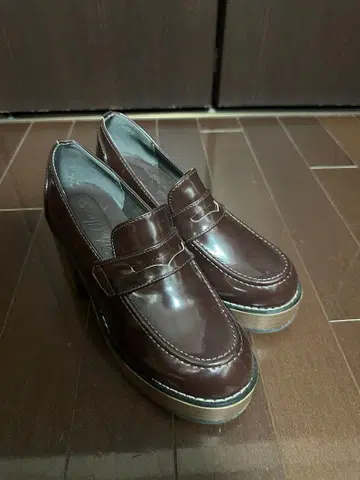 브라운 로퍼풍 하이힐 슈즈