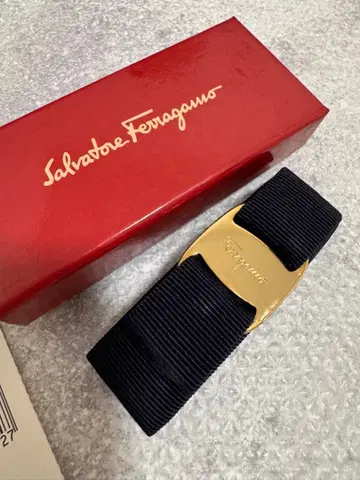 Salvatore Ferragamo 페라가모 리본 머리핀 가격 인하 가능