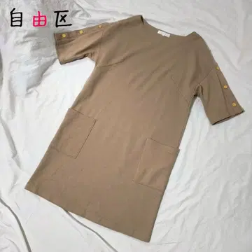 화이트 자유구 베이지 반팔 무릎 기장 원피스