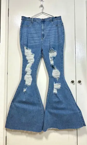 부츠컷 데님 라이트 블루 데미지 가공