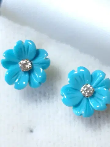 터콰이즈 꽃 모양 귀걸이 중앙에 다이아몬드 장식 K10