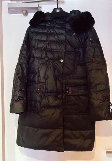 퍼가 달린 롱 다운 코트