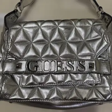 GUESS 실버 퀼팅 숄더백