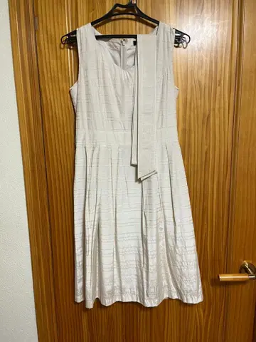 화이트 보더 슬리브리스 원피스