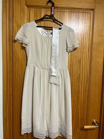 베이지 리본 포함 무릎 기장 원피스