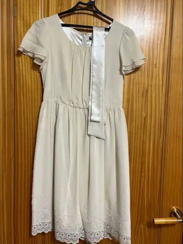 베이지 리본 포함 무릎 기장 원피스