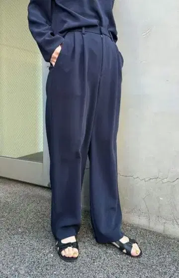 [택 포함 새상품] TOMORROWLAND에서 구매한 네이비 팬츠