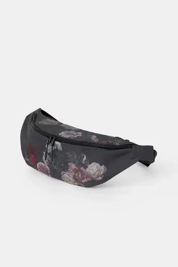 LAD MUSICIAN/BODY BAG BACKET OF ROSEGRAY