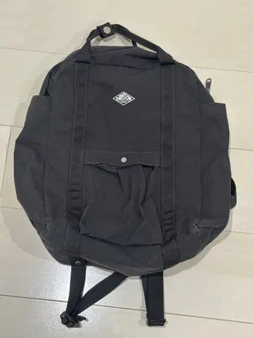 블랙 백팩 심플한 디자인