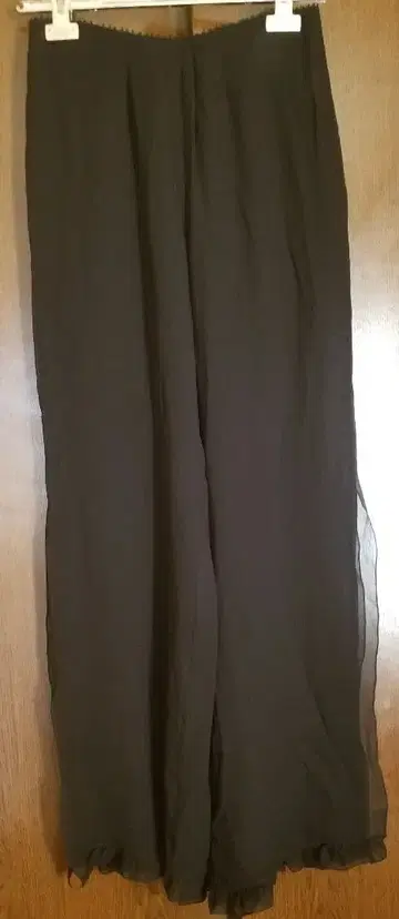 쉬폰 프릴 밑단 블랙 팬츠