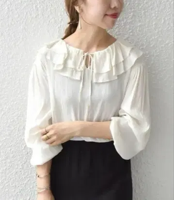 프릴 달린 화이트 블라우스