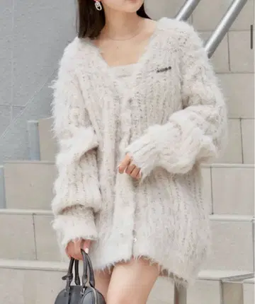 Chico 브로치 부착 샤기 모헤어 가디건