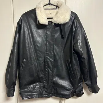 퍼 달린 블랙 가죽 자켓