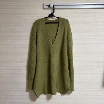 Mila Owen 올리브 V넥 스웨터