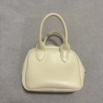 크림색 핸드백