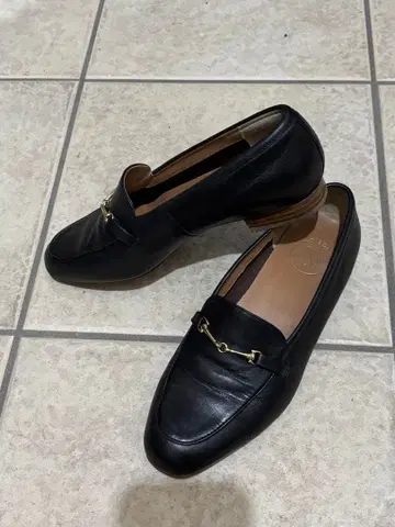 블랙 가죽 로퍼 골드 금장 장식 새상품급