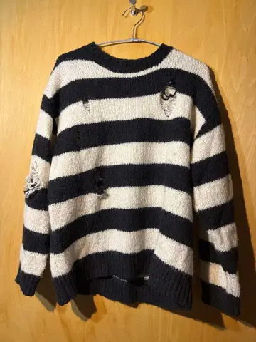 넘버 나인 스트라이프 니트 스웨터