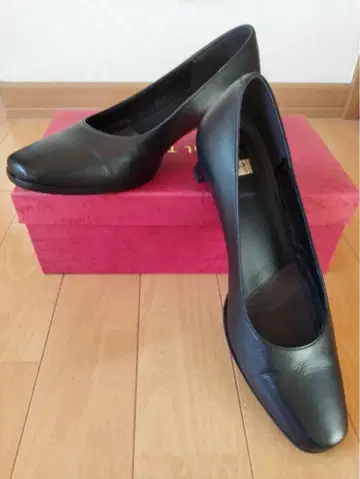 잉그의 심플한 디자인 펌프스