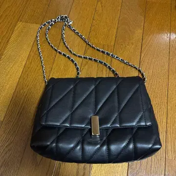 블랙 퀼팅 숄더백