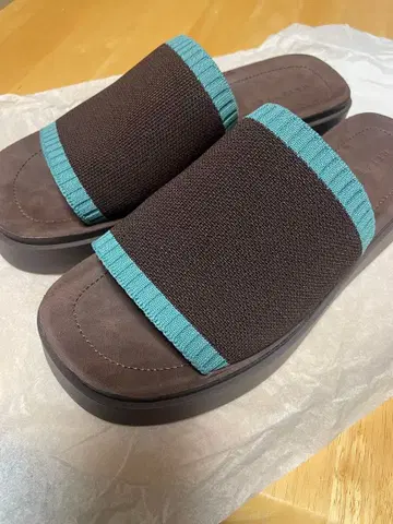 로리즈팜 통굽 샌들 브라운