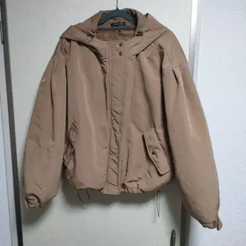 베이지 후드 부착 다운 자켓