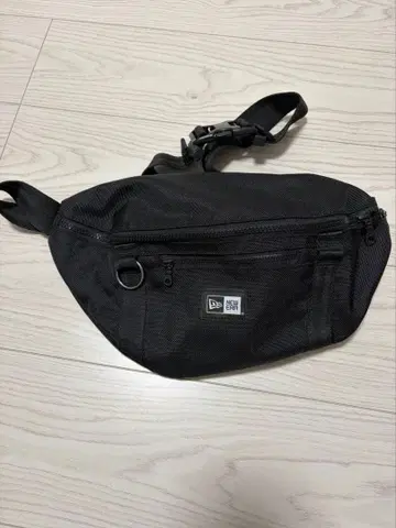 새상품급 NEWERA 뉴에라 바디백 블랙