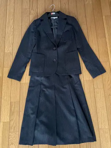 그레이 스트라이프 패턴 수트