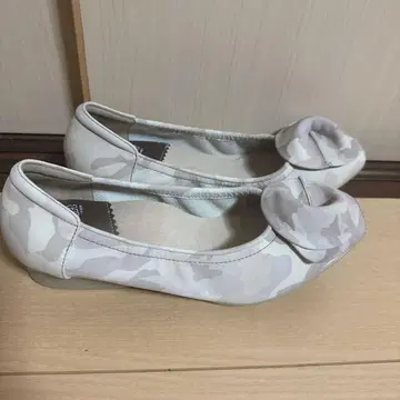 뷰포트 가죽 코사지 리본 포함 카모플라쥬 패턴 신발