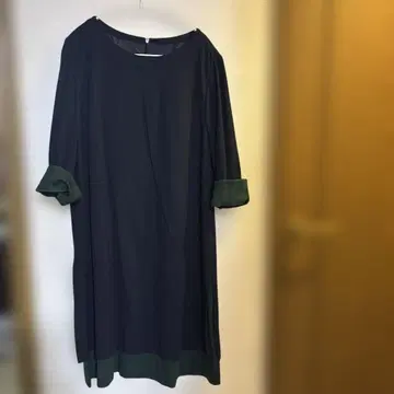 레리아 엠플러스 17호 네이비와 그린의 원피스