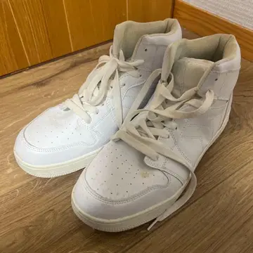 화이트 하이컷 스니커즈 사용감 있음