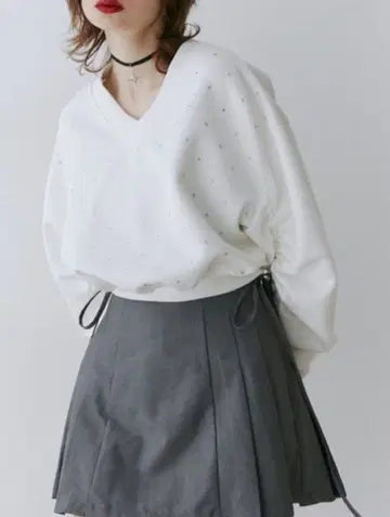 V넥 스팽글 크롭 맨투맨 jouetie