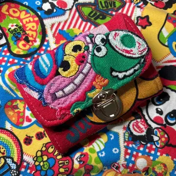 커다란 자수 패치 컴팩트 지갑