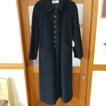 다크 그레이 버튼 달린 롱 코트