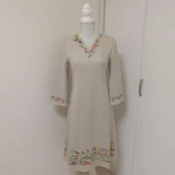 시빌라 베이지 7부 소매 V넥 원피스