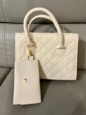 화이트 퀼팅 숄더백