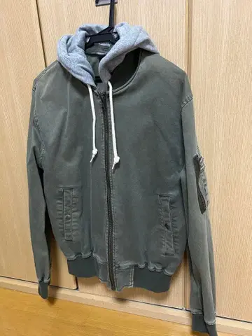 올리브 그린 후드 부착 점퍼