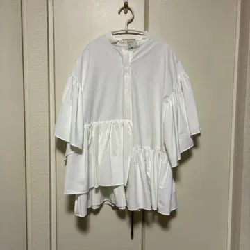 새상품급 UNITED ARROWS 프릴 화이트 반팔 상의