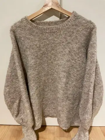 Discoat 베이지 벌룬 슬리브 스웨터