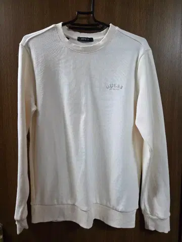 GUESS 아이보리 크루넥 맨투맨 S