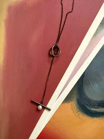 Jouete 다크 브라운 체인 펄 장식 목걸이