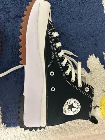CONVERSE 블랙 하이컷 스니커즈 (한국 한정판)