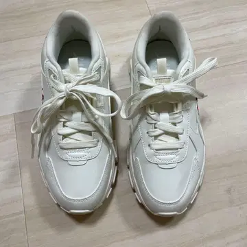 PUMA 꽃무늬 자수 스니커즈 23.5cm