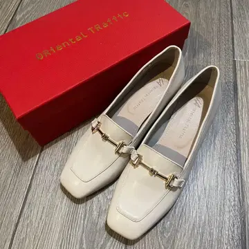 오리엔탈 트래픽 화이트 가죽 펌프스