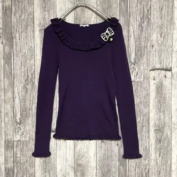 투 비 시크 [새상품급] 보라색 프릴 넥 긴팔 니트